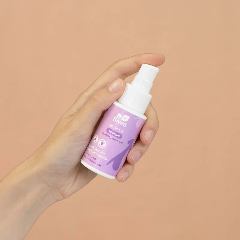 gel pour la vulve apaisant dans la main